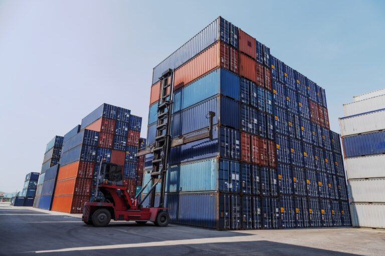 Quick Shipping nació con una convicción simple: que las oportunidades del comercio global no deberían ser exclusivas de las grandes corporaciones. Desde nuestros primeros años de operación, construimos una red logística propia en cada país de Centroamérica y Panamá, sumando Miami como hub estratégico para conectar la región con el mundo.