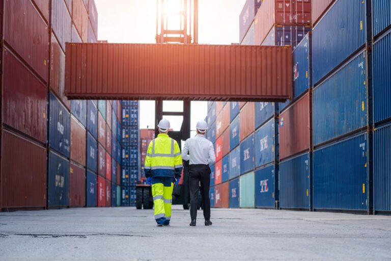 Quick Shipping nació con una convicción simple: que las oportunidades del comercio global no deberían ser exclusivas de las grandes corporaciones. Desde nuestros primeros años de operación, construimos una red logística propia en cada país de Centroamérica y Panamá, sumando Miami como hub estratégico para conectar la región con el mundo.