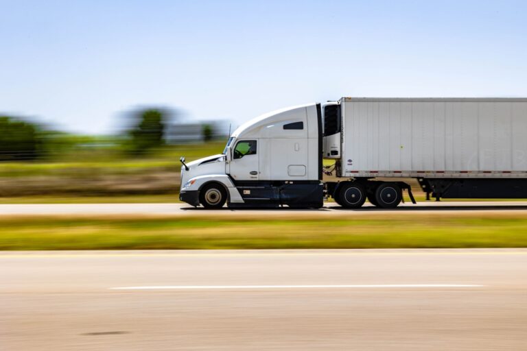 Movemos su carga por carretera con cobertura regional y trazabilidad en tiempo real.